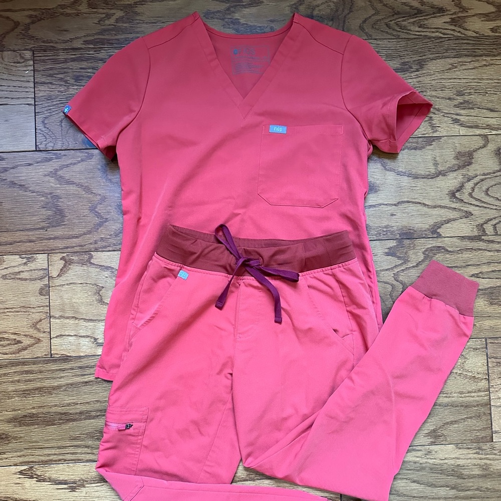 FIGS scrub set